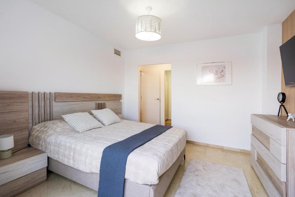 Fotografie z fotogalerie ubytování Townhouse with 3 bedrooms and sea views from the roof terrace v destinaci Torremolinos