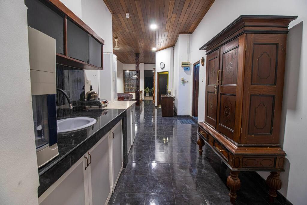 Fotografie z fotogalerie ubytování Spacious 4BR 4BA Family Villa wt Balcony & Lavish Garden v destinaci Ratmalana