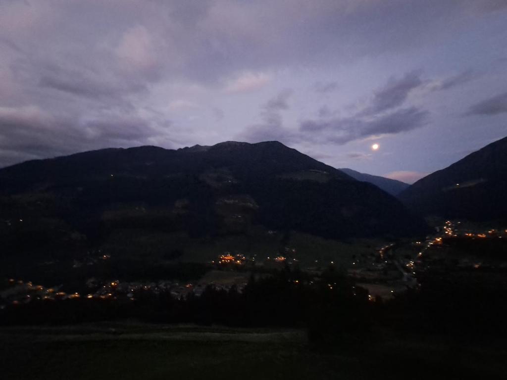 Widok na góry z tego domu w stylu alpejskim