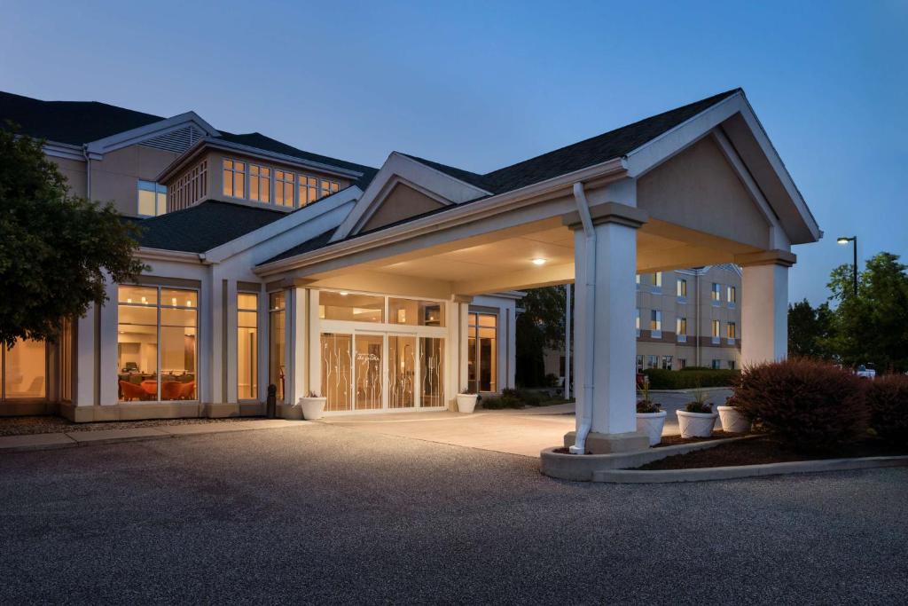 a large building with a driveway in front of it at Hilton Garden Inn Fort Wayne in Fort Wayne