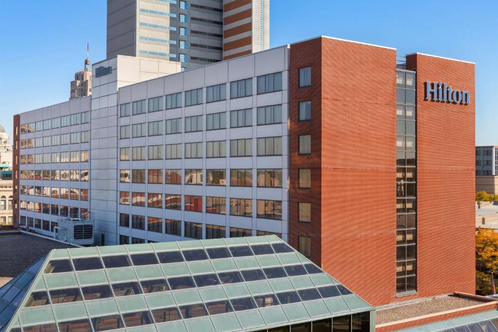 un immeuble de bureaux avec un panneau hilton dans l'établissement Hilton Fort Wayne at the Grand Wayne Convention Center, à Fort Wayne