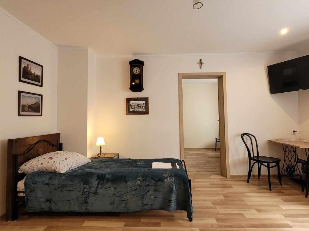 Säng eller sängar i ett rum på Noclegi Przy Niemczówce