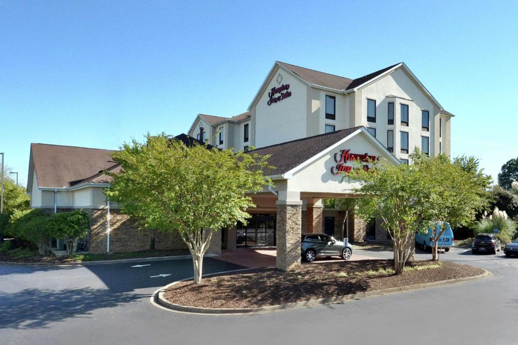 a hotel building with a car parked in a parking lot at Hampton Inn & Suites Greenville/Spartanburg I-85 in Duncan