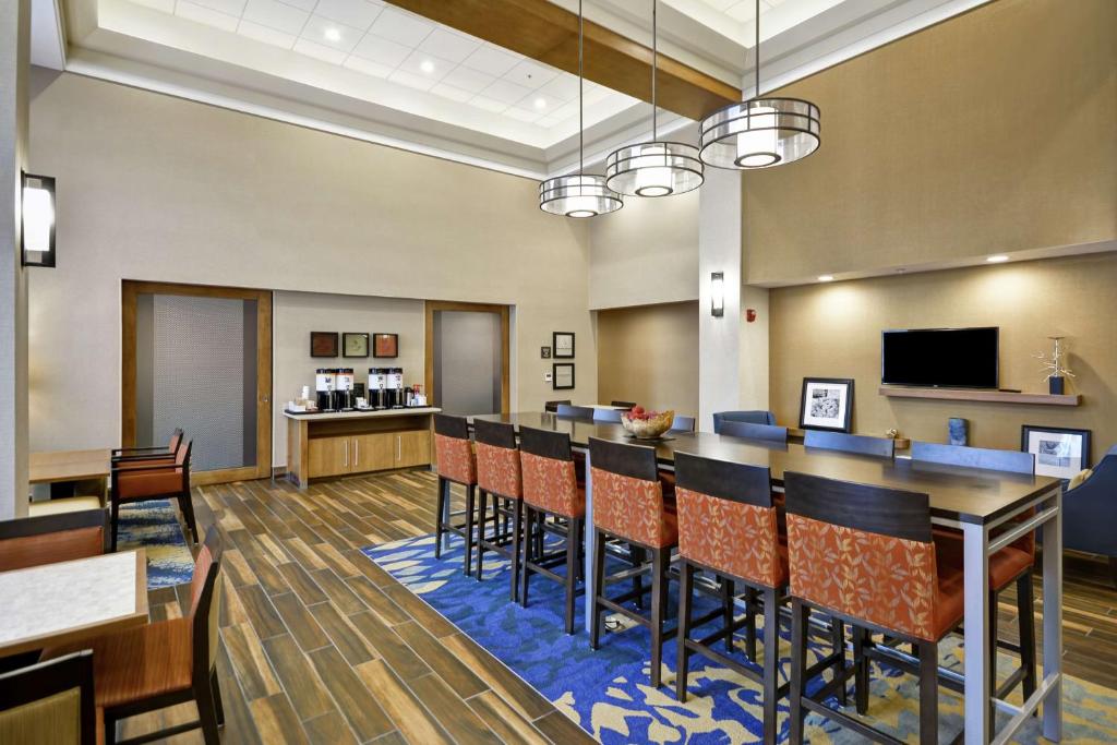 TV a/nebo společenská místnost v ubytování Hampton Inn & Suites Grants Pass