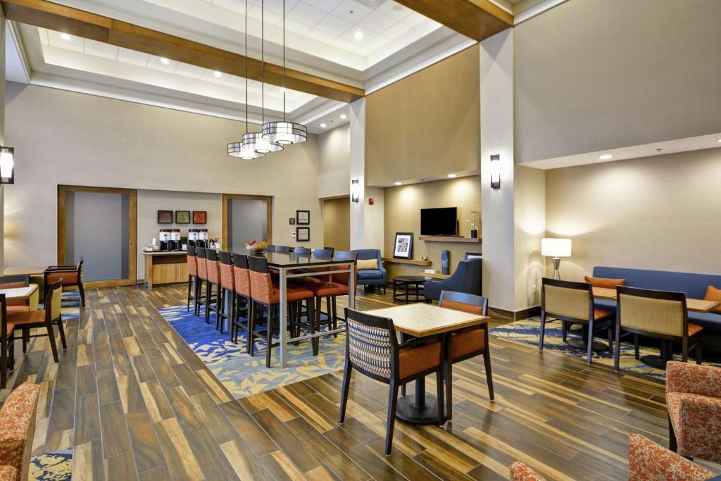 TV a/nebo společenská místnost v ubytování Hampton Inn & Suites Grants Pass