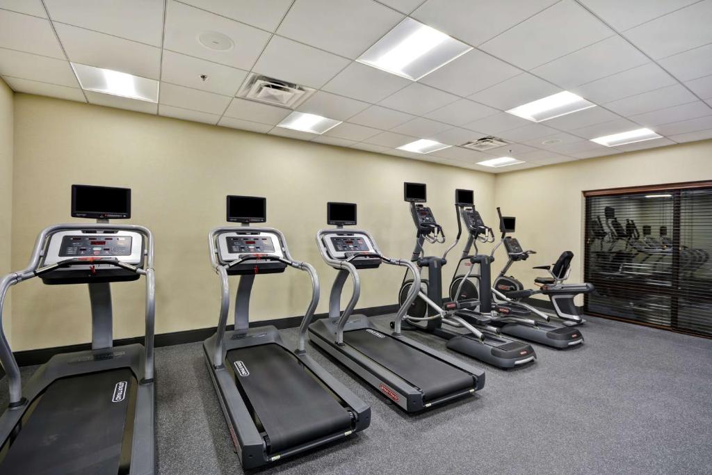 Fitness centrum a/nebo fitness zařízení v ubytování Hampton Inn & Suites Grants Pass