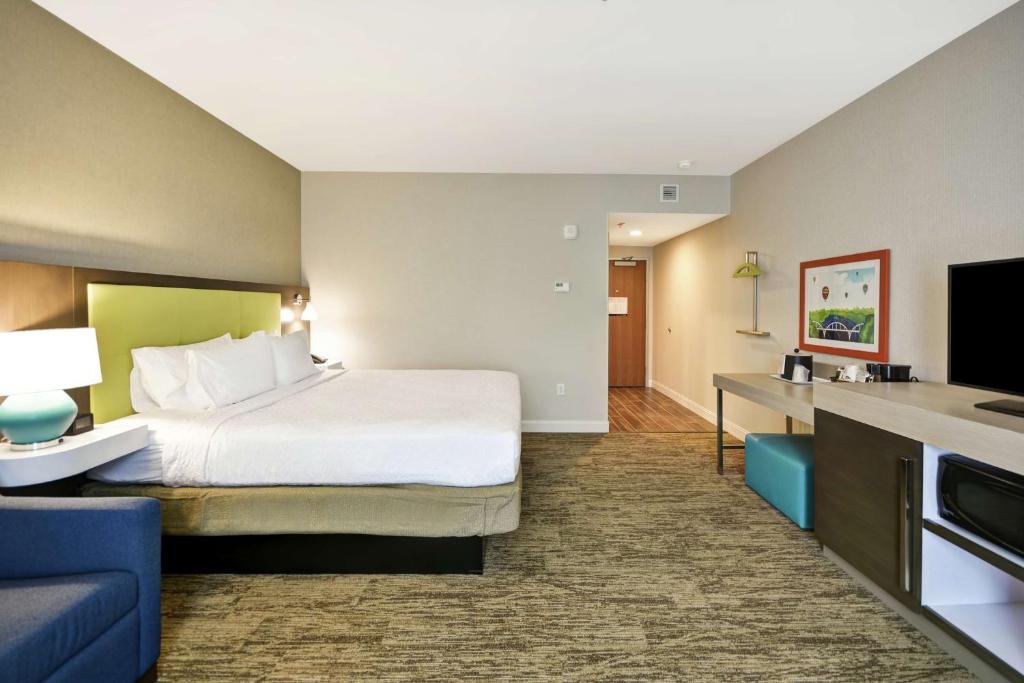 TV a/nebo společenská místnost v ubytování Hampton Inn & Suites Grants Pass