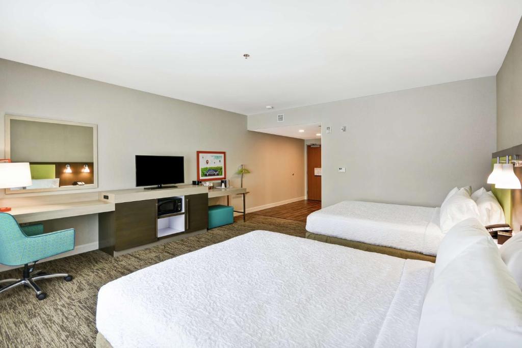 TV a/nebo společenská místnost v ubytování Hampton Inn & Suites Grants Pass