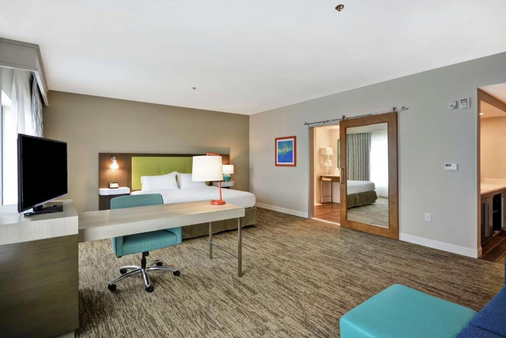 TV a/nebo společenská místnost v ubytování Hampton Inn & Suites Grants Pass