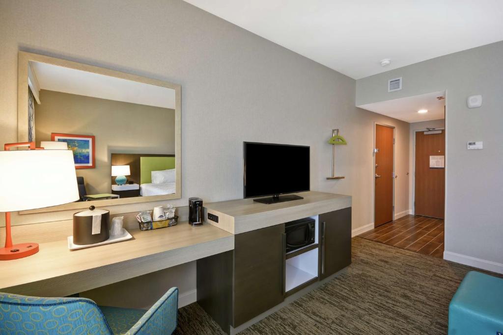 TV a/nebo společenská místnost v ubytování Hampton Inn & Suites Grants Pass