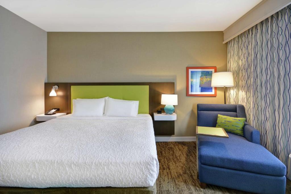 Postel nebo postele na pokoji v ubytování Hampton Inn & Suites Grants Pass