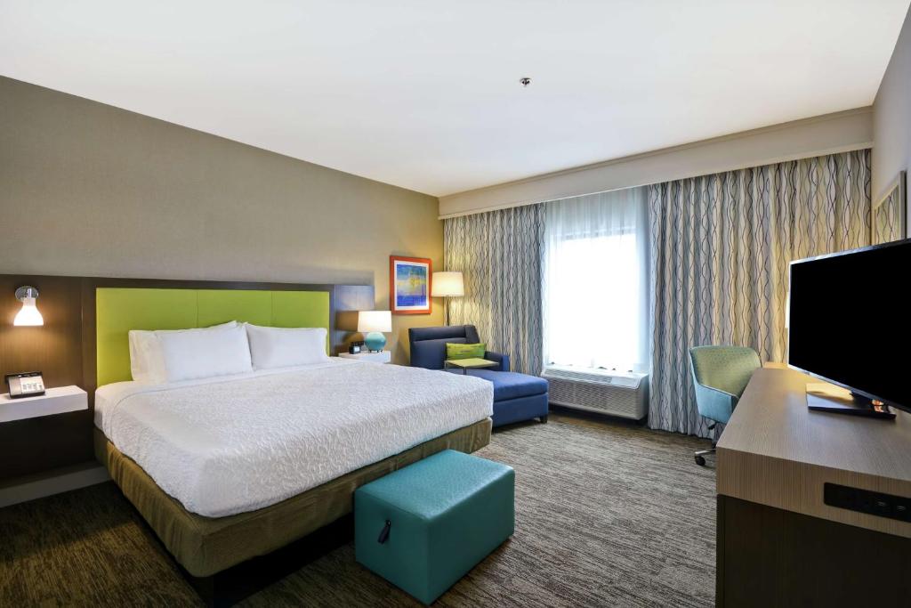TV a/nebo společenská místnost v ubytování Hampton Inn & Suites Grants Pass