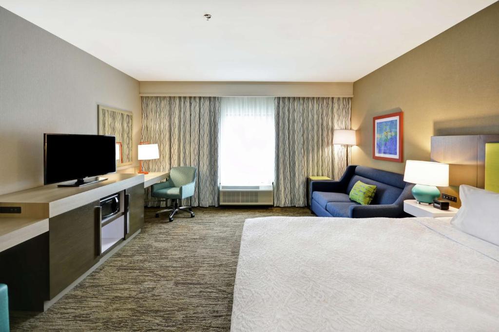 TV a/nebo společenská místnost v ubytování Hampton Inn & Suites Grants Pass