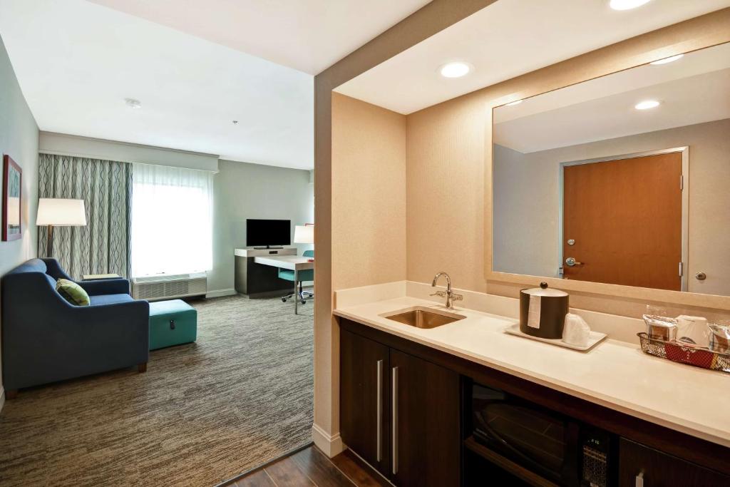 TV a/nebo společenská místnost v ubytování Hampton Inn & Suites Grants Pass