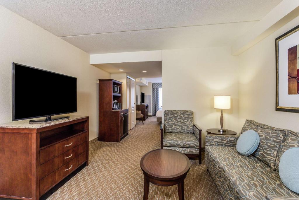 Hilton Garden Inn Gainesville - Evolution Deluxe Queen Suite