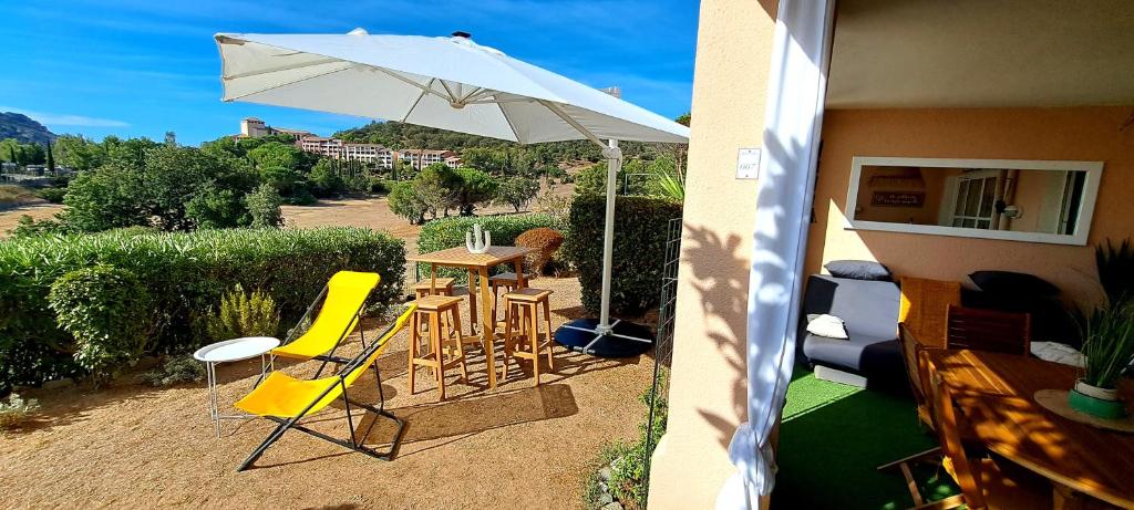 Zahrada ubytování Dans un cadre d'exception, Vue mer panoramique à Agay Côte d'Azur, Village Vacances Cap Estérel, T2 avec jardin, golf, climatisation, Wifi, 5 piscines