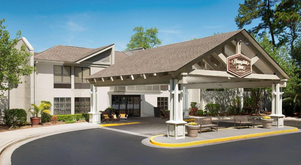 um hotel com um gazebo em frente em Hampton Inn Hilton Head em Hilton Head Island