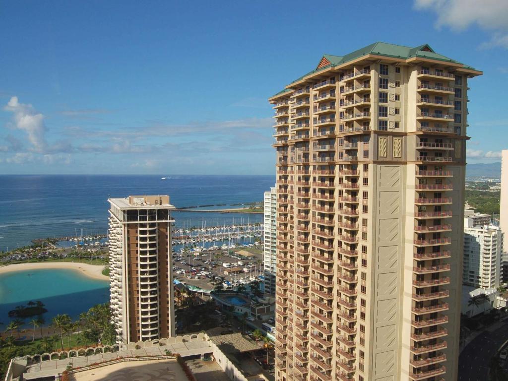 - une vue aérienne sur un grand bâtiment et l'océan dans l'établissement Hilton Grand Vacations Club Grand Waikikian Honolulu, à Honolulu