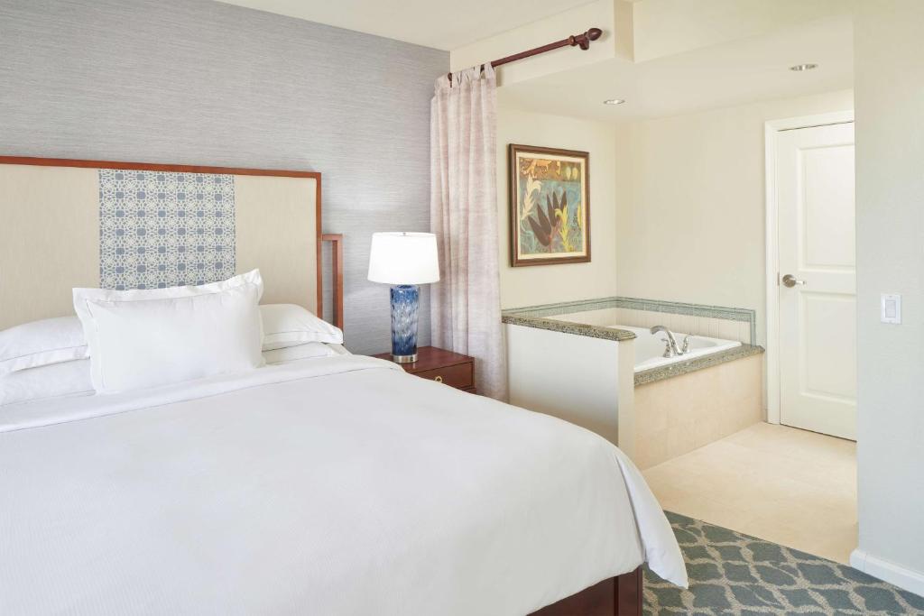 Hilton Grand Vacations Club Grand Waikikian Honolulu - Suite King De Un Dormitorio Con Vista Al Resort