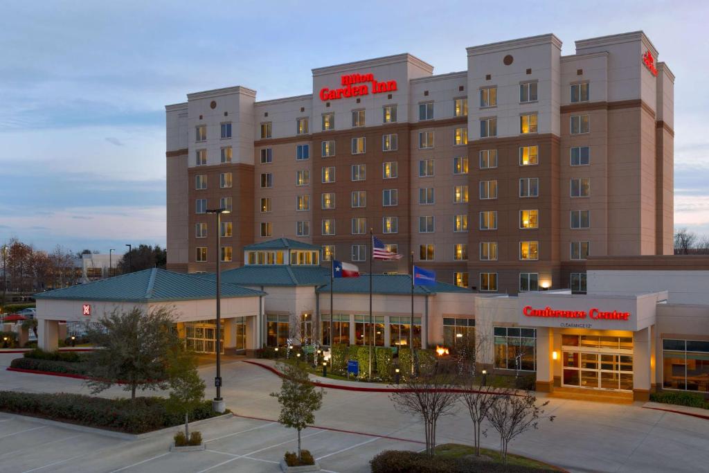 una representación del hotel Sheraton Columbus en Hilton Garden Inn Houston NW America Plaza, en Houston