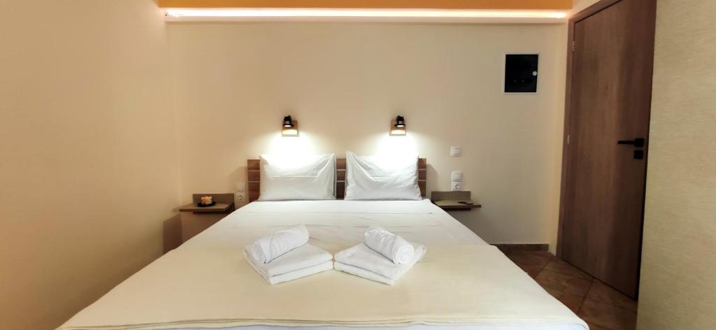 una camera con un letto con due cuscini bianchi di Ellora Suite a Salamina