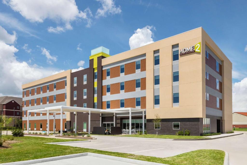 an office building with a jumeirah hotel at Home2 Suites by Hilton Houston Stafford - Sugar Land in Stafford