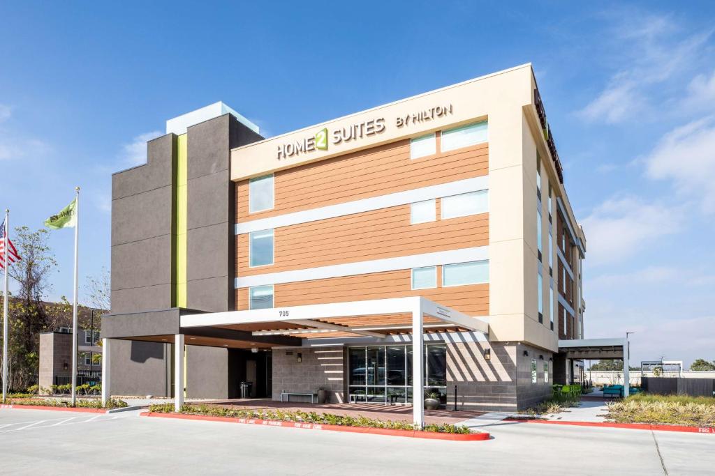 een weergave van de voorkant van het hotelgebouw bij Home2 Suites by Hilton Houston Bush Intercontinental Airport Iah Beltway 8 in Houston