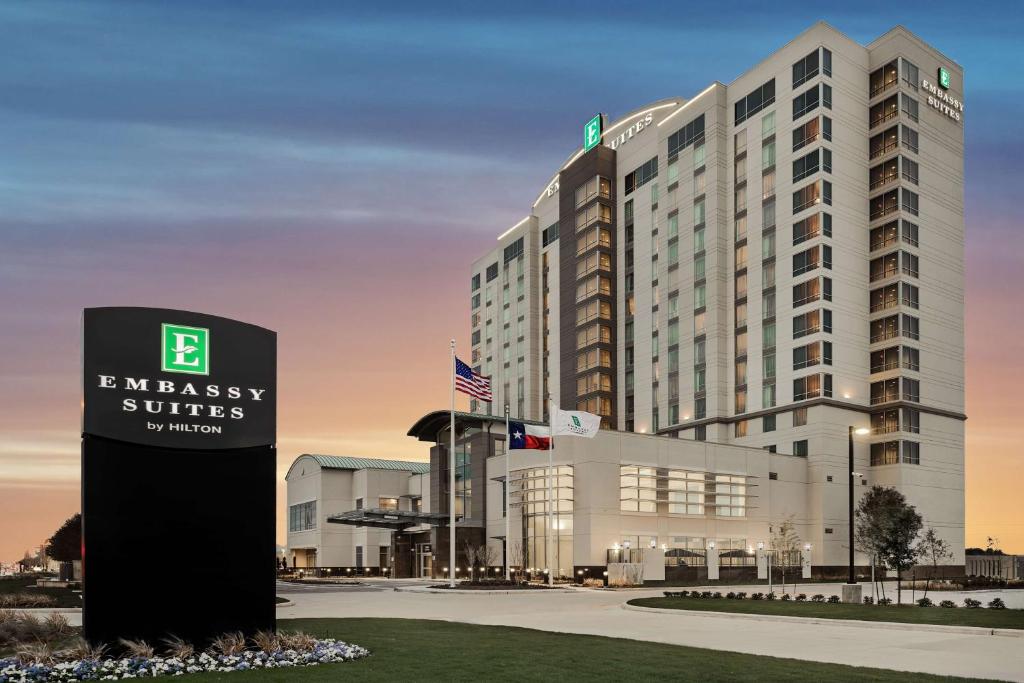un edificio con una señal delante de él en Embassy Suites by Hilton Houston West - Katy en Houston