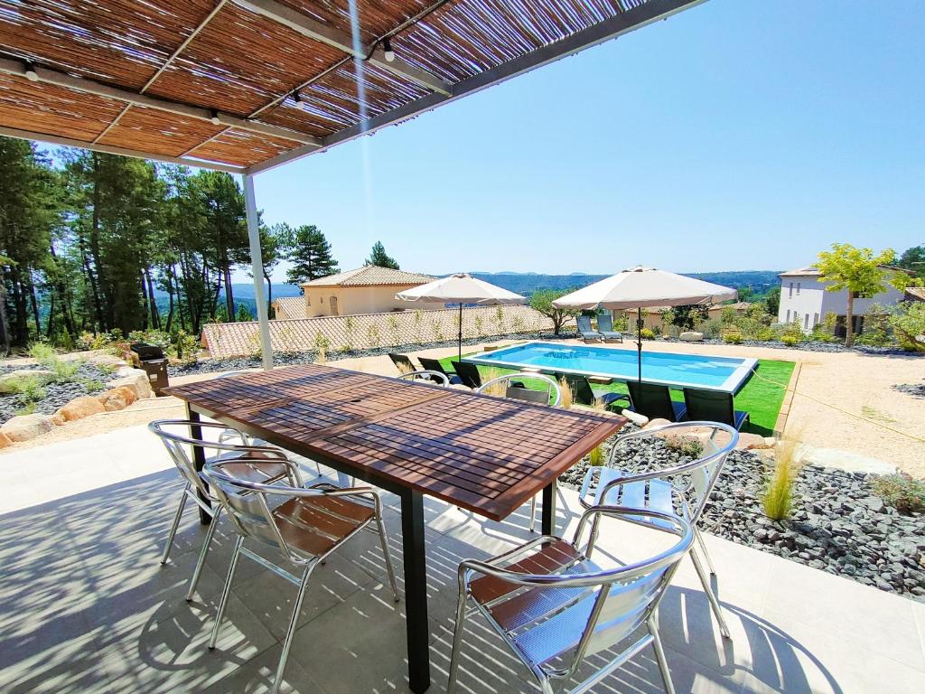 Afbeelding uit fotogalerij van Logement entier climatisé - piscine privée et chauffée 7 personnes, 3 chambres in Joyeuse