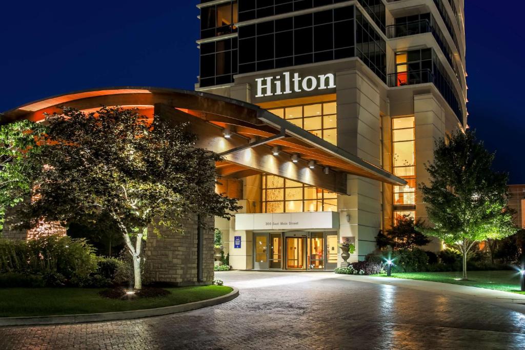 un edificio hilton por la noche con un edificio en Hilton Branson Convention Center, en Branson