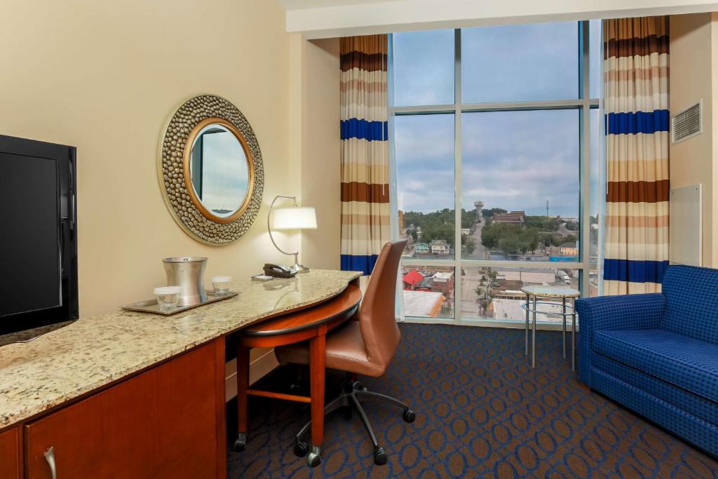 Hilton Branson Convention Center - Habitación King De Lujo Con Sofá Cama