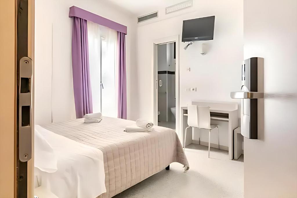 Postel nebo postele na pokoji v ubytování Hotel Villa Argia Rimini Marina Centro