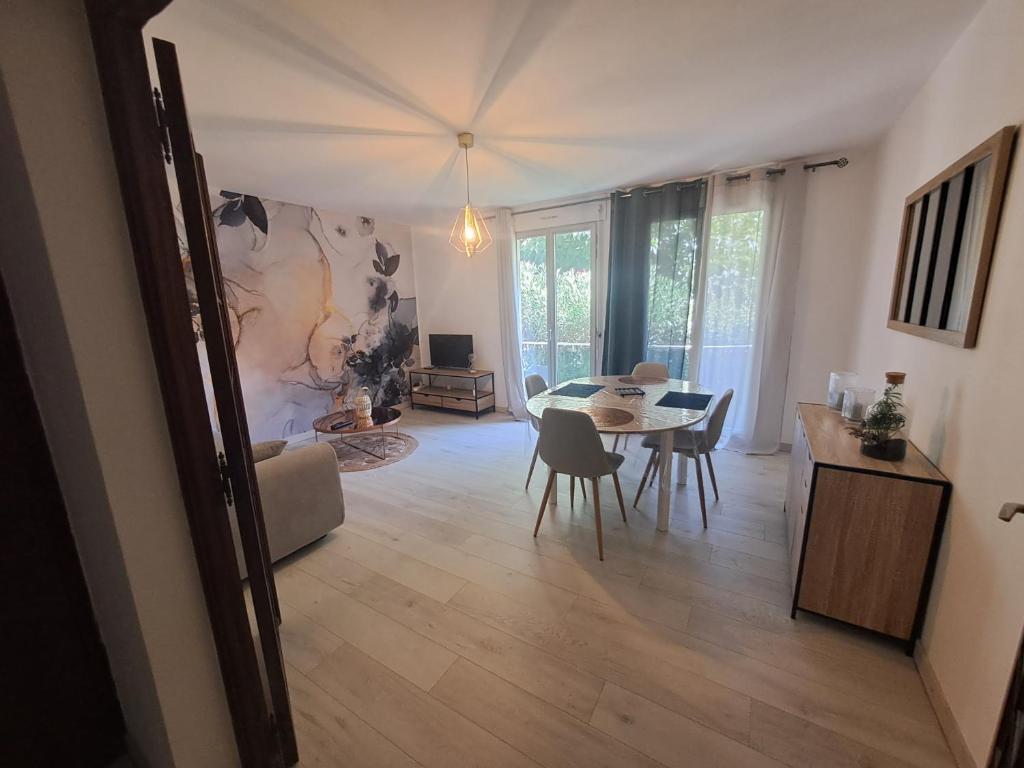 un salon avec une table et une salle à manger dans l'établissement T2 à 2min du centre +parking, à LʼIsle-sur-la-Sorgue