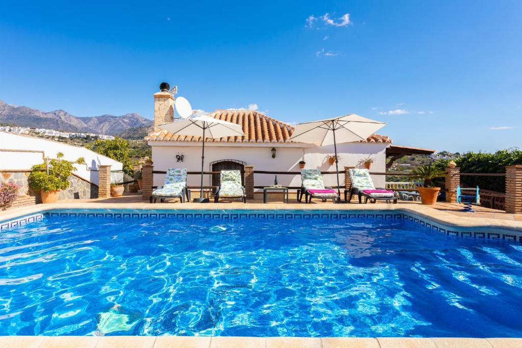 - une piscine en face d'une maison dans l'établissement Villa Paloma, à Frigiliana