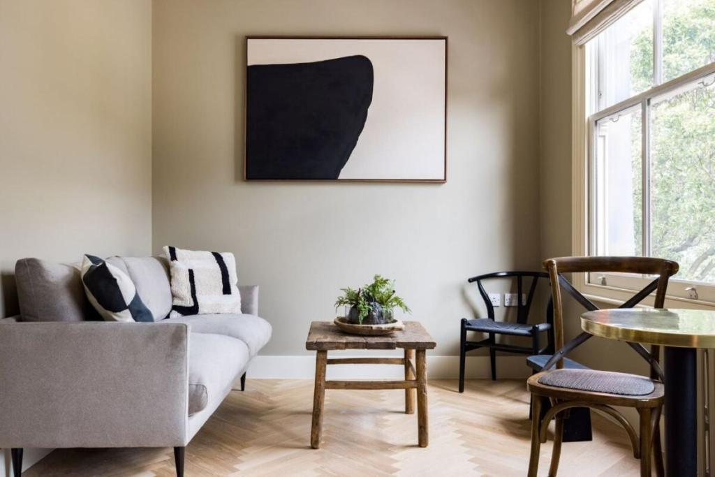 salon z kanapą i krzesłami w obiekcie The Notting Hill Apartments By Hok Living - Nh4 w Londynie