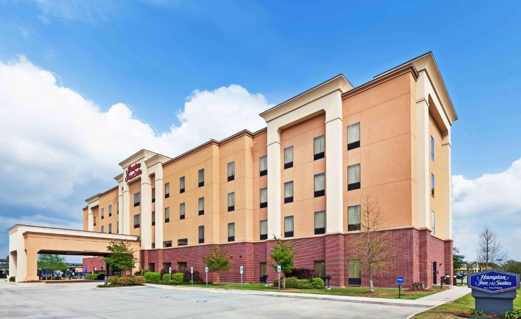 una representación de un hotel con un edificio en Hampton Inn & Suites Morgan City, en Morgan City