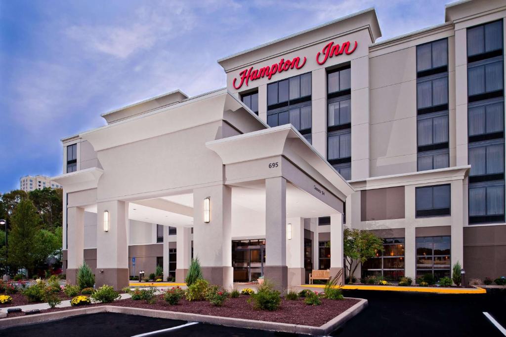 Hampton by Hilton Shelton في شيلتون: واجهة فندق هوليداي ان