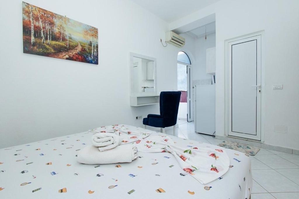 Postel nebo postele na pokoji v ubytování Flori Apartments