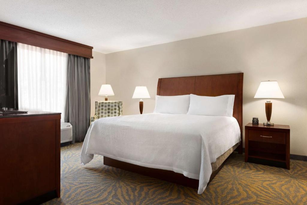 מיטה או מיטות בחדר ב-Hilton Garden Inn Shelton