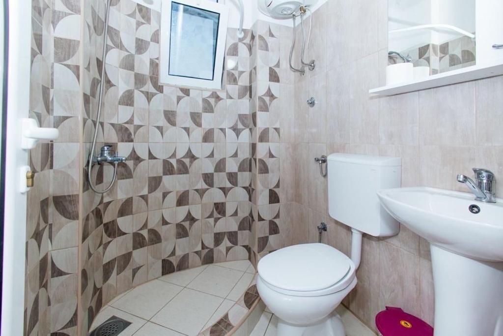 Koupelna v ubytování Flori Apartments