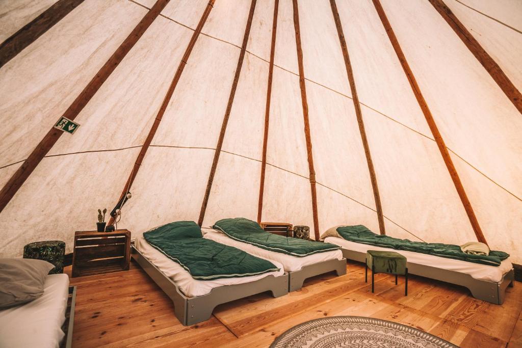 Una habitación con 2 camas en una yurta en Landgoed Omorika, en Ravels