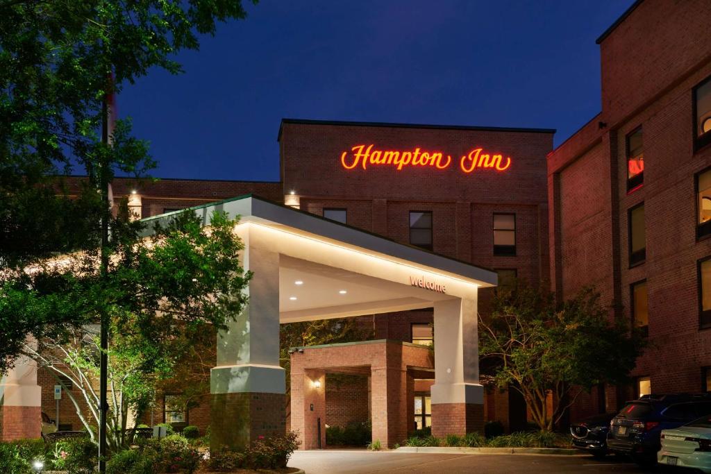 un hotel con un cartel que dice hampton inn en Hampton Inn Wilmington-Medical Park, en Wilmington