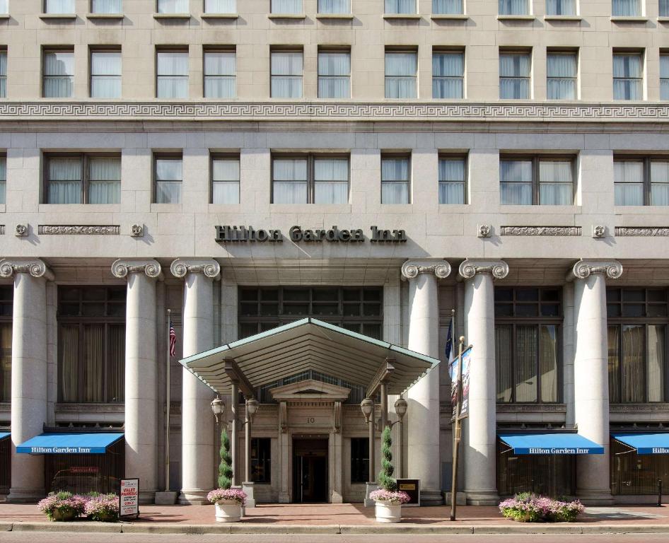 un edificio con el nombre del tribunal de los Estados Unidos en Hilton Garden Inn Indianapolis Downtown, en Indianápolis