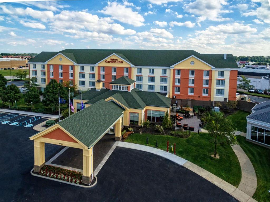 an aerial view of a hotel with a building at Hilton Garden Inn Indianapolis Northeast/Fishers in Fishers
