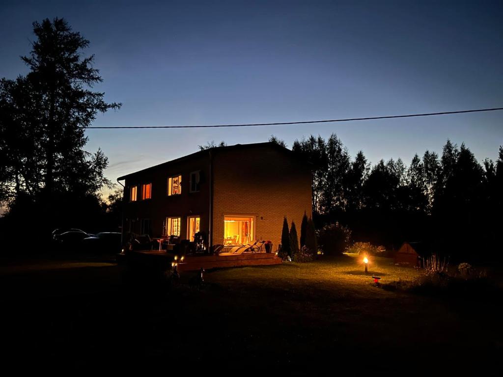 una casa por la noche con las luces encendidas en Valgemaja Majutus, 