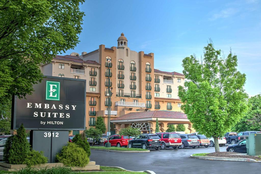um sinal para um hotel de suites embaixada em frente a um parque de estacionamento em Embassy Suites by Hilton Indianapolis North em Indianápolis