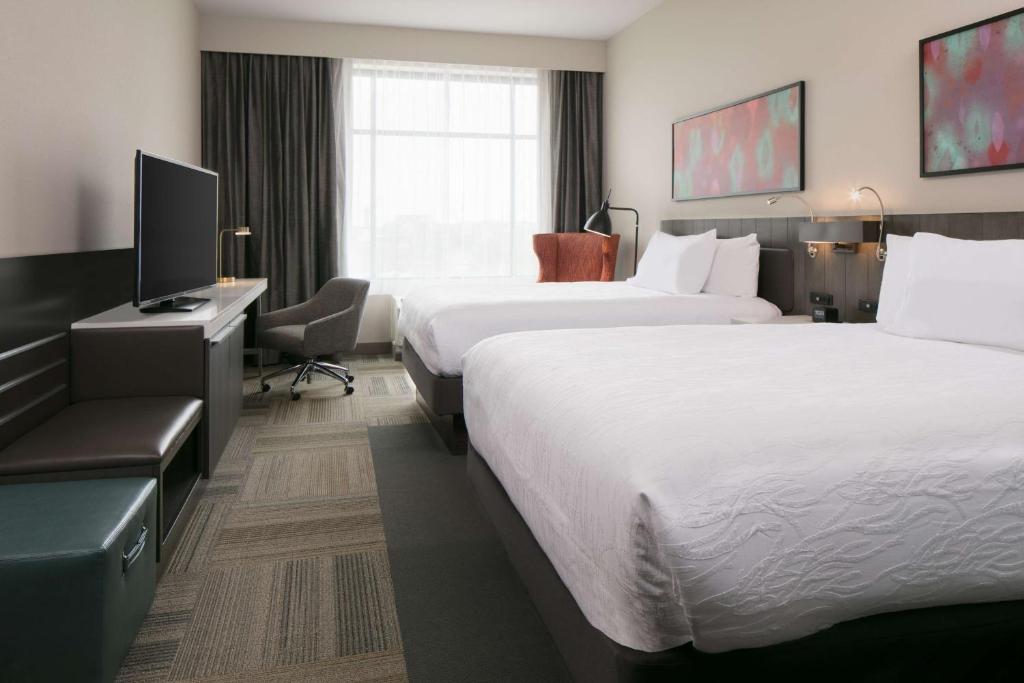 Tempat tidur dalam kamar di Hilton Garden Inn Iowa City Downtown University