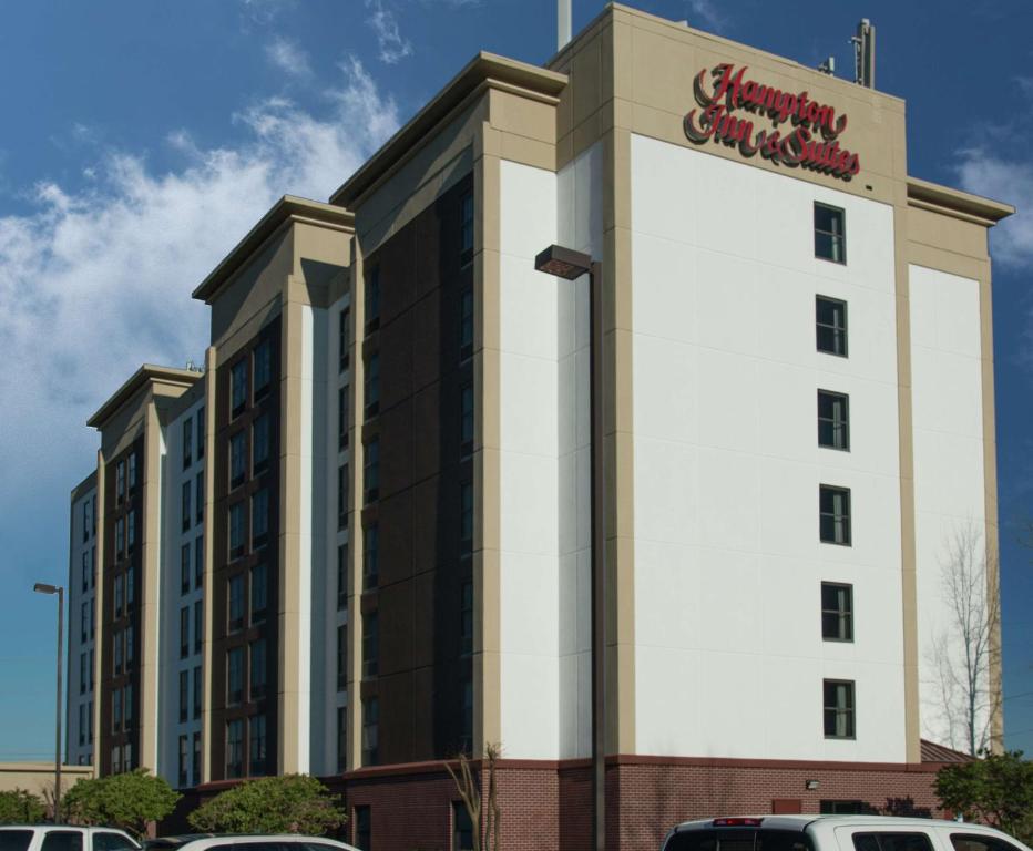 ジャクソンにあるHampton Inn & Suites Jackson Coliseumの看板が貼られた白い大きな建物