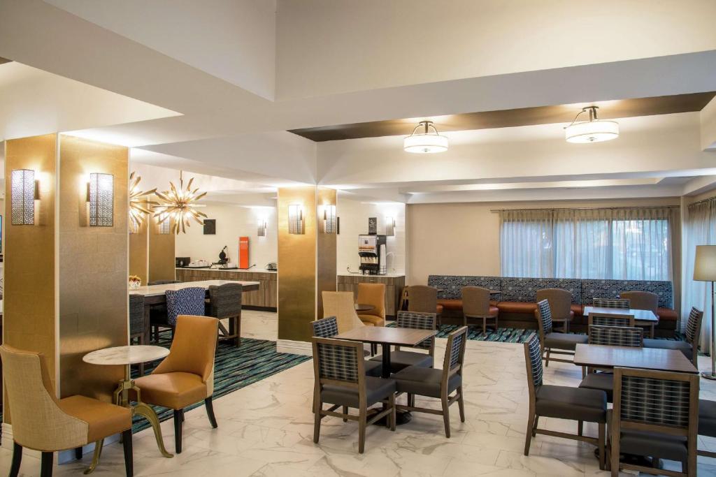 Hampton Inn & Suites Jackson Coliseum photo