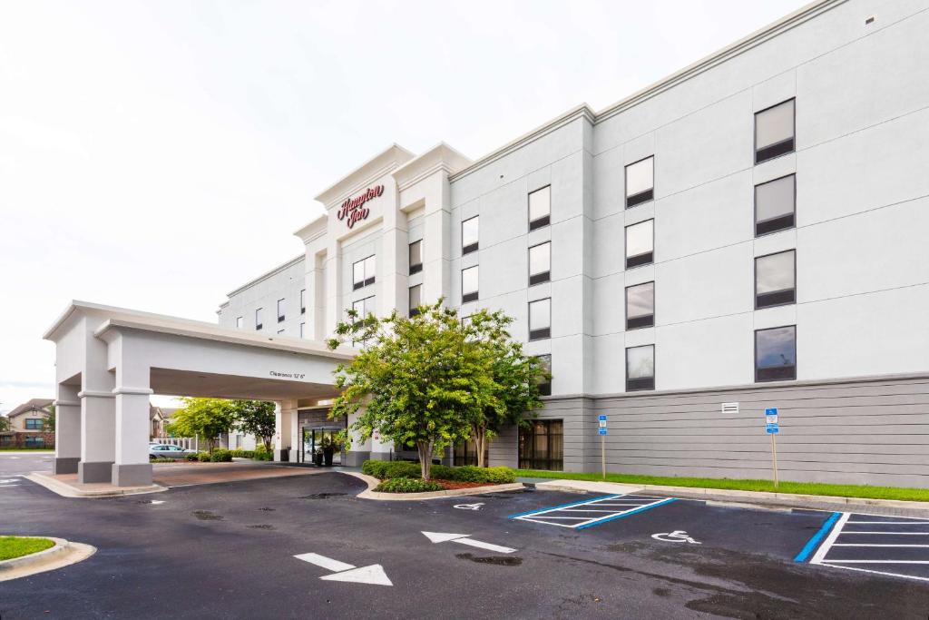 an exterior view of a hotel with a parking lot at Hampton Inn Jacksonville-I-295 East/Baymeadows in Jacksonville